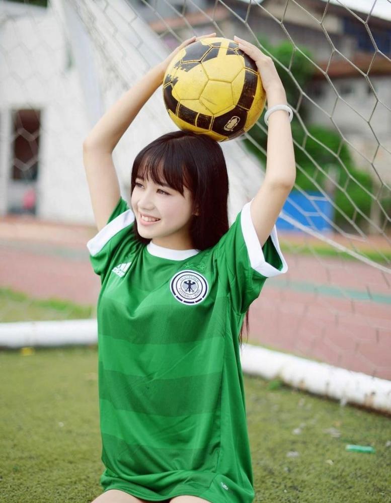 清纯丸子头美女足球宝贝写真图片