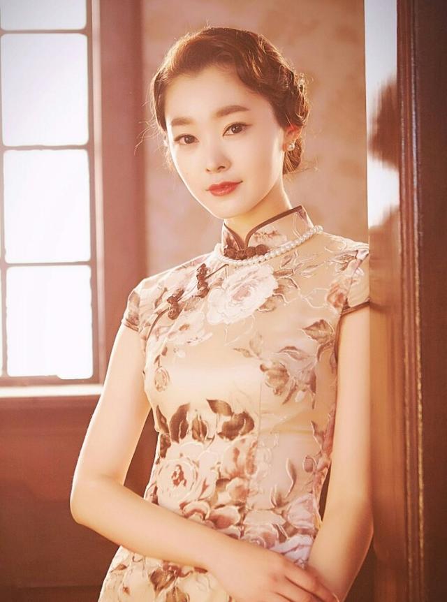 当韩国女星全智贤与宋慧乔穿上中国旗袍后,十分有韵味