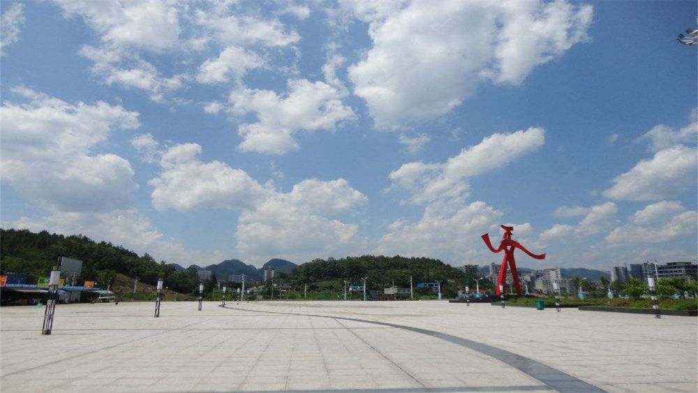 火车站广场又大又空旷,为何不搞绿化呢?三点考虑你都想到了吗?