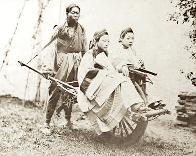 100年前慈禧掌权的清末:那时候的人力车,是一个轮子的,人就坐在轮子的