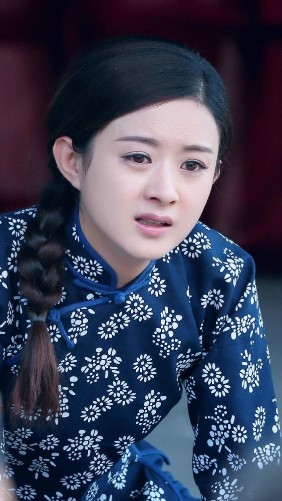 赵丽颖梳着麻花辫,穿着东北碎花装,变身最时尚的"村姑