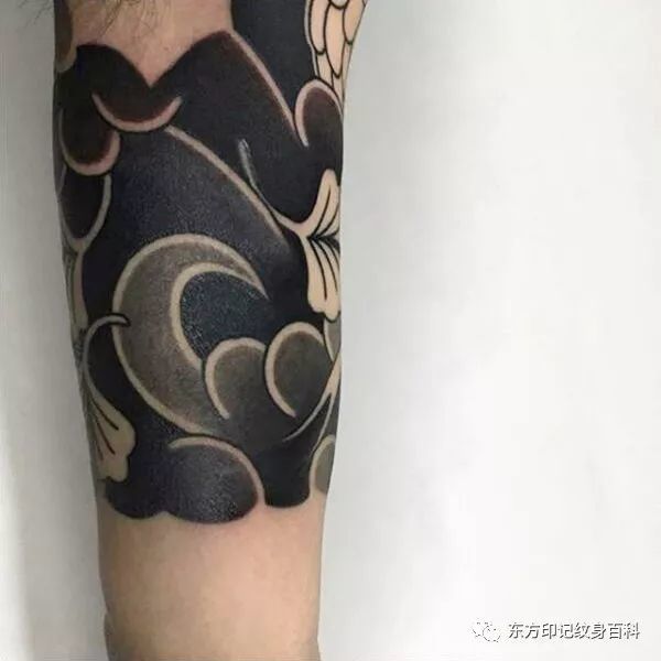 黑色板雾 最美不过纹身 板雾是纹身中,经常用到的一个名词,也非常能