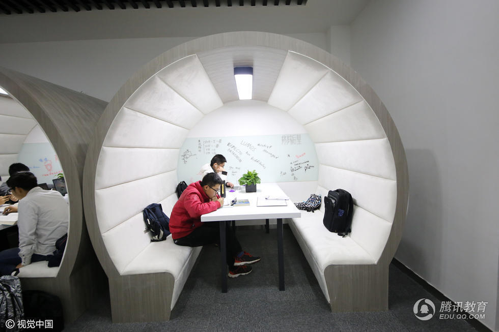 酷炫!工科院校图书馆玩转 科技感