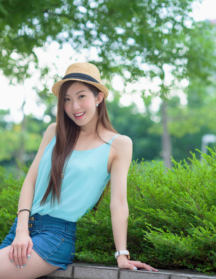 在那明媚阳光下的开心可爱清秀姑娘