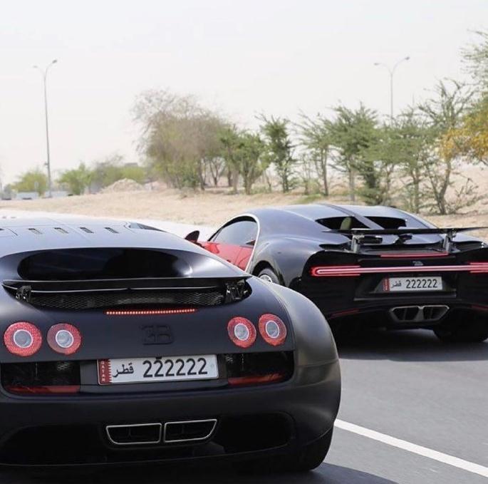 两台布加迪的车牌号都是