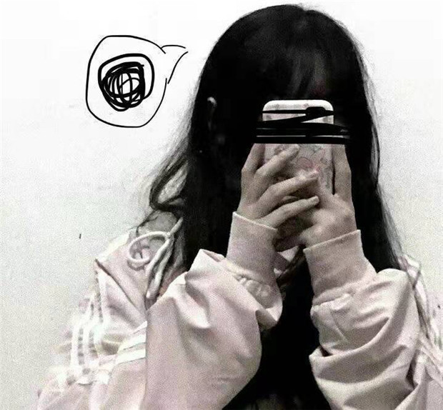 第二张图片的这个女生,在黑白的背景下,拿手机挡住了自己的整张脸