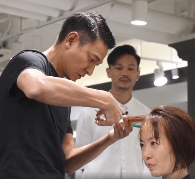 刘德华为鲁豫洗剪吹给自己剃头.投资商的话让他认清人