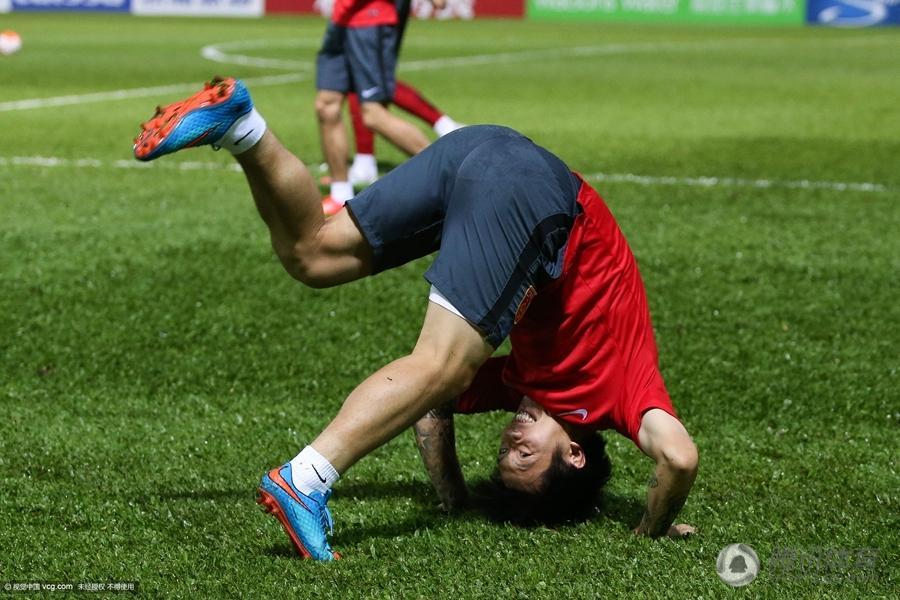 国足轻松备战生死战 张稀哲翻跟头