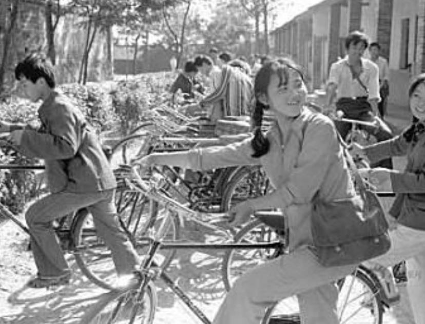 80年代一所中学放学的场景,那个年代主要交通工具还是自行车.