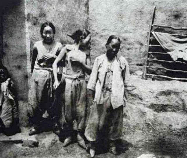 晚清真实老照片:百姓穷的连女人都衣不蔽体,官员躺椅子上抽大烟