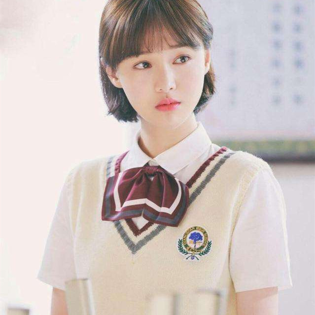 女明星穿校服谁最好看?谭松韵清纯,张雪迎甜美,而她最