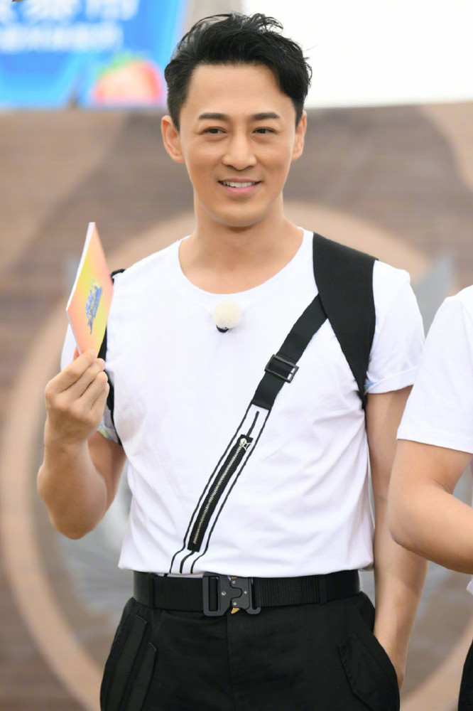 林峰还是那么帅!白t黑裤展型男魅力,40岁大叔风采不输