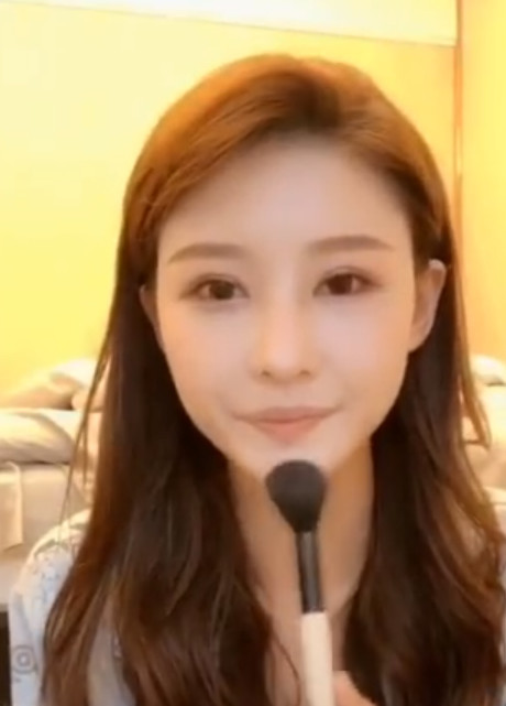 温婉不甘做美妆博主,素颜直播求关注,网友:怕了怕了