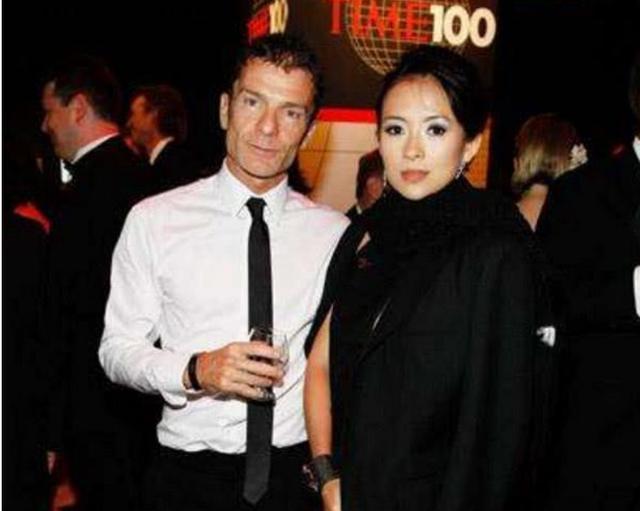 vivi经常也带着她出席各种活动,认识美国娱乐界的大佬们,这对章子怡