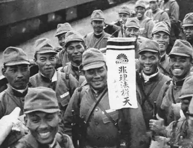 老照片:日本侵华战争的第一现场,图三作战中的士兵无恶不作
