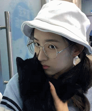 看到戴眼镜后,小编怕你爱上她!