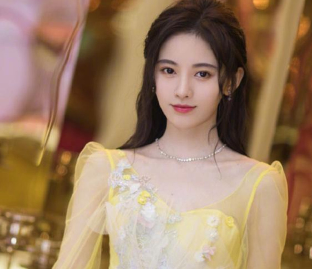 鞠婧祎古装造型仙气十足,看到她的机场照,网友:反差太