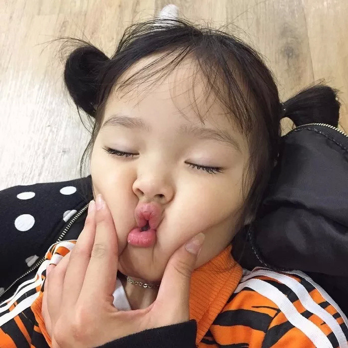 的小女孩,闭着眼睛嘟着嘴伸手比耶 小伙伴们喜欢这一组萌娃女生头像吗
