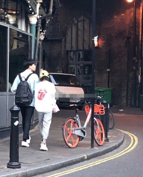 张若昀唐艺昕蜜月路透,情侣装牵手压马路,爱情的样子真甜
