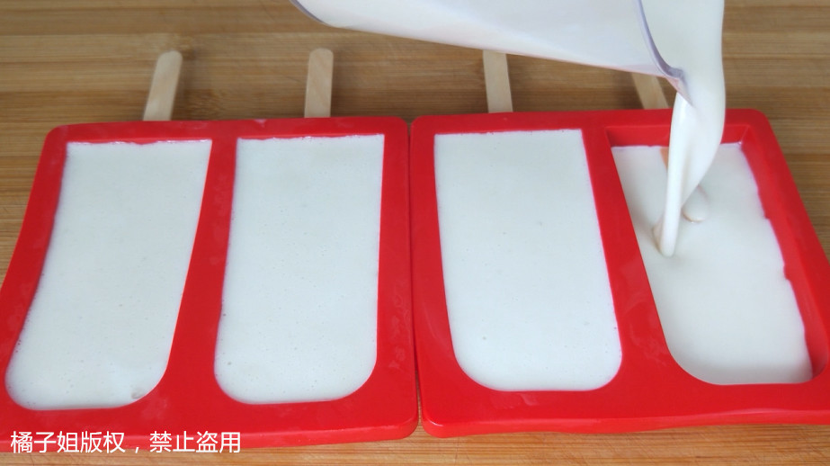 6,冷冻至凝固之后,把冰条取出脱模即可食用(冷冻的时间不能少于3个