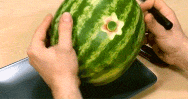 搞笑gif图笑话由漫画八妹编辑2:西瓜上的工艺品!