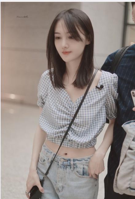 郑爽机场照终于女人一次了,郑爽这个腰绝了,今天又是为漂亮姐姐尖叫的