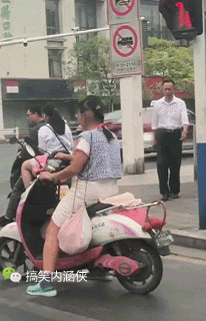 搞笑gif趣图 不怕神一样的对手,只怕猪一样的队友