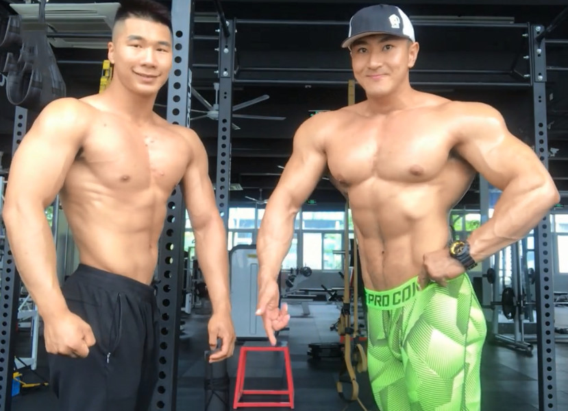 身上的肌肉特别明显,无论饱满的胸大肌,三角肌还是肱二头肌,腹肌,都
