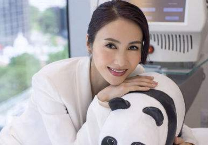 47岁黎姿抱着女儿去上学,场面十分温馨,满满的都是爱!