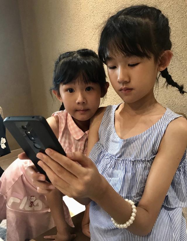 陆家有女初长成!贝儿晒甜美自拍,不忘吐槽妈妈拍照技术不如自己
