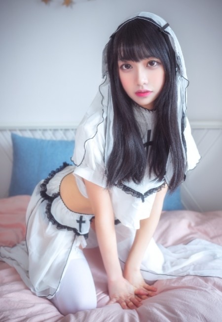 白丝长腿修女cosplay,天使般纯洁的颜值,网友:我心动了