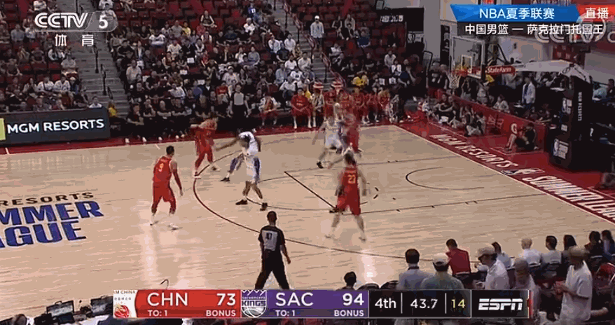 姚明观战有趣一幕!看男篮比赛自己都急了,摊手懊恼真想自己上