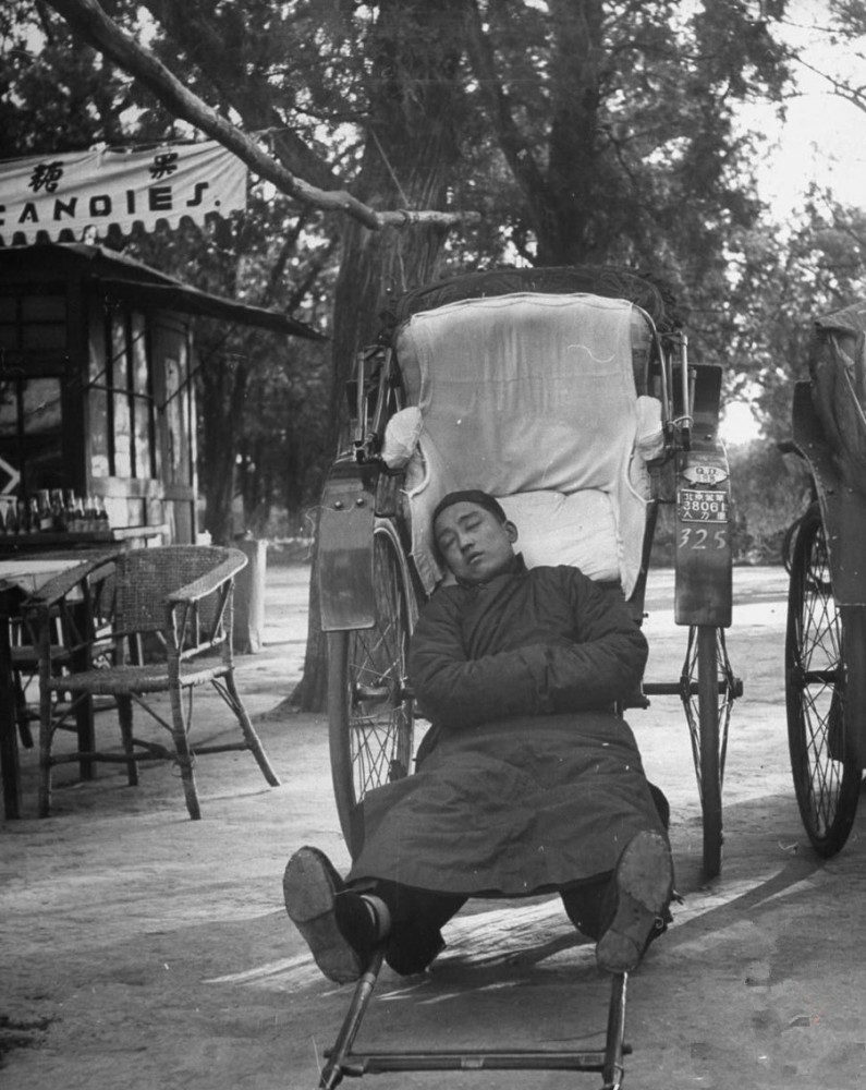 一个时代的象征,老照片再现1944年北京的黄包车车夫
