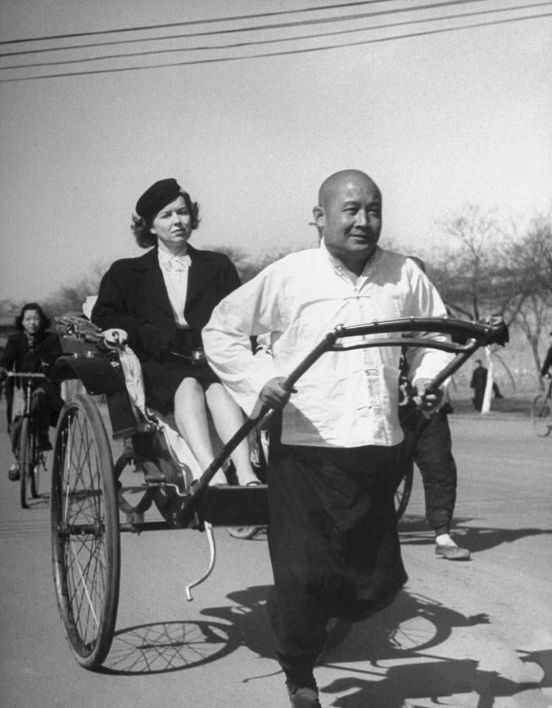 一个时代的象征,老照片再现1944年北京的黄包车车夫