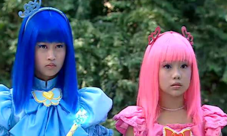巴啦啦小魔仙:美琪变身摸鞋子,有谁注意美雪变身摸哪?
