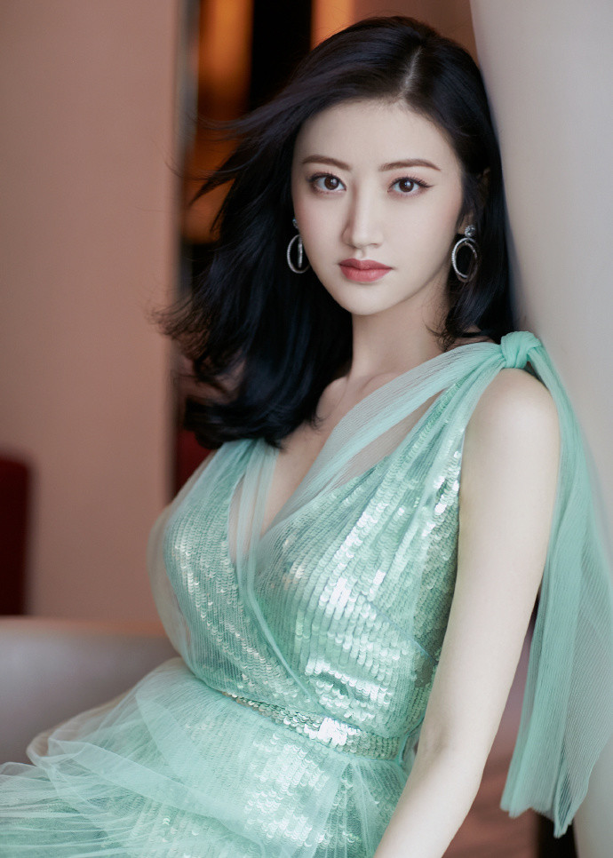 景甜一袭黑色长发,尽显高贵优雅女神姿态