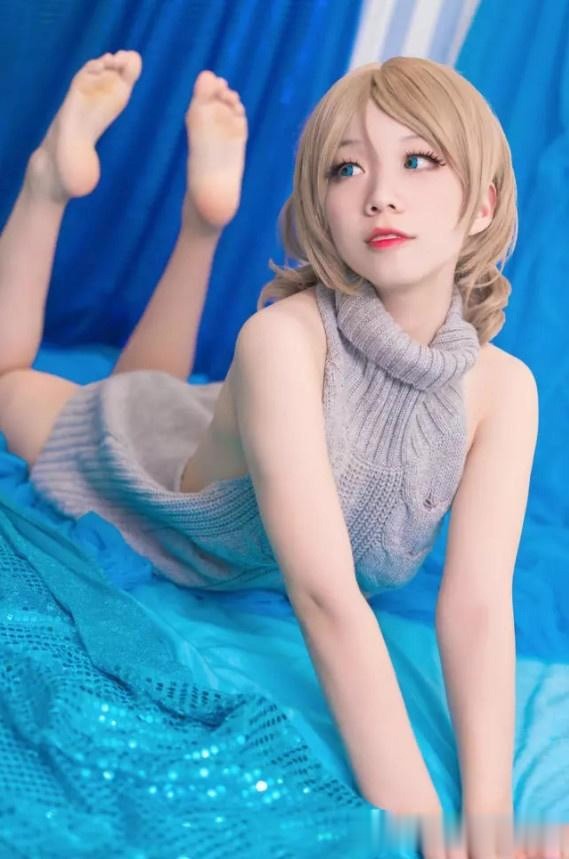 小姐姐cosplay渡边曜,露背毛衣展现御姐风范!