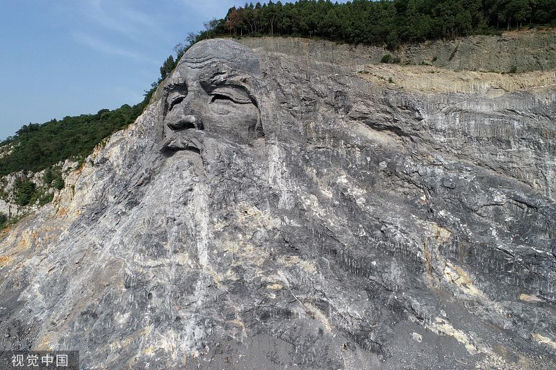 在伏羲摩崖石刻雕像左侧,还有一座高50米,长约90米的唐代著名山水田园