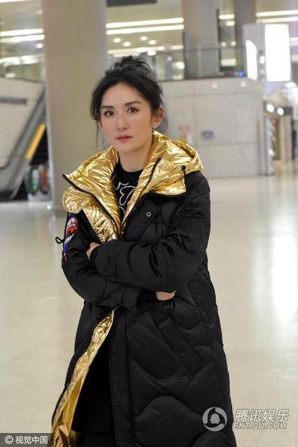 谢娜双手抱胸 实力驾驭土豪金羽绒服