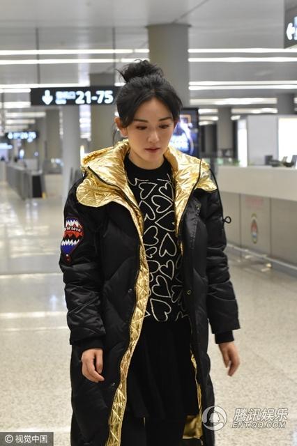 谢娜双手抱胸 实力驾驭土豪金羽绒服