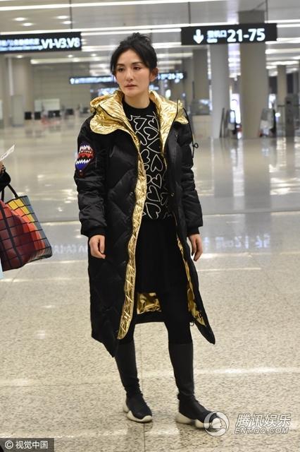 谢娜双手抱胸 实力驾驭土豪金羽绒服