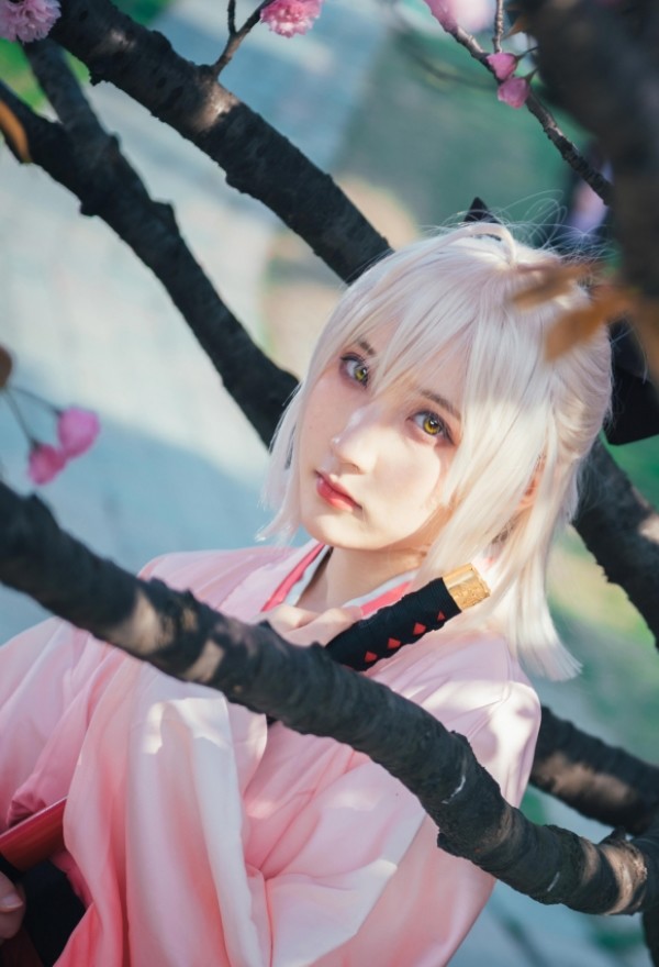 金发总司少女cosplay,可爱呆萌的眼神,这是个萌神!