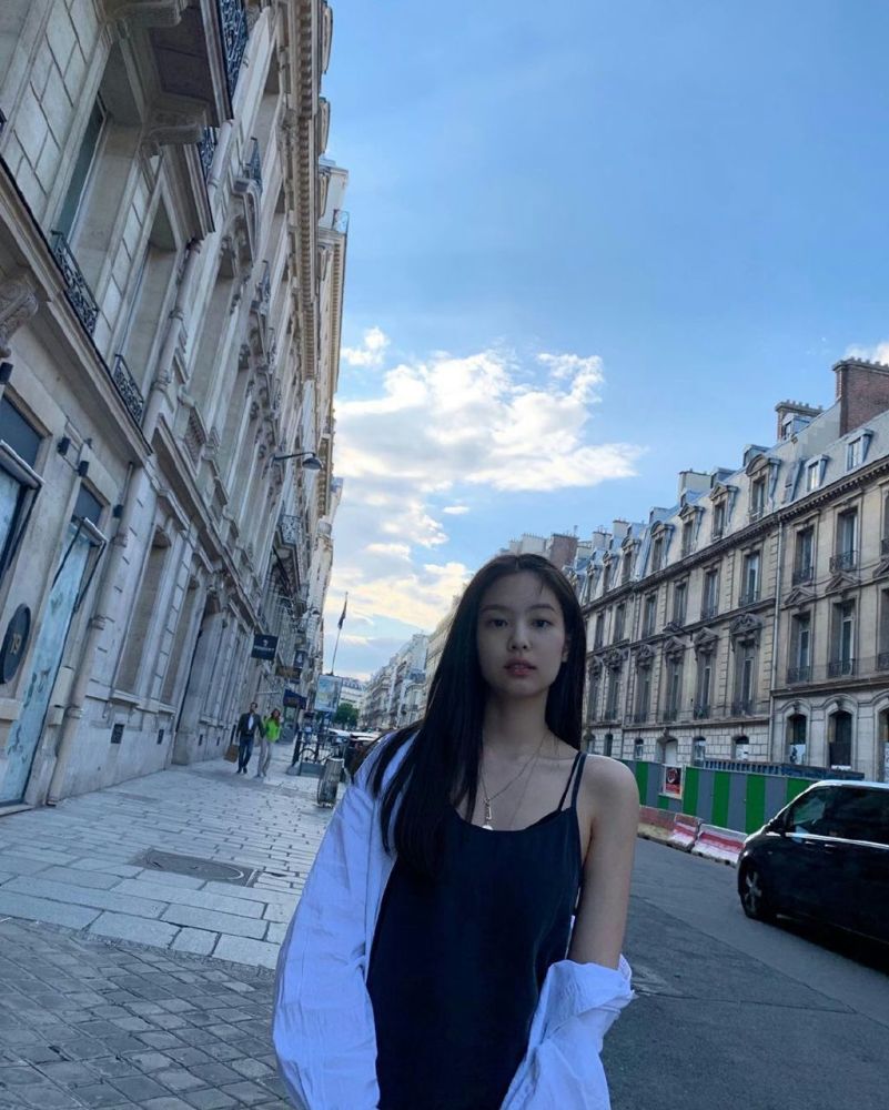 blackpink jennie晒自拍,外套不穿好心机秀锁骨