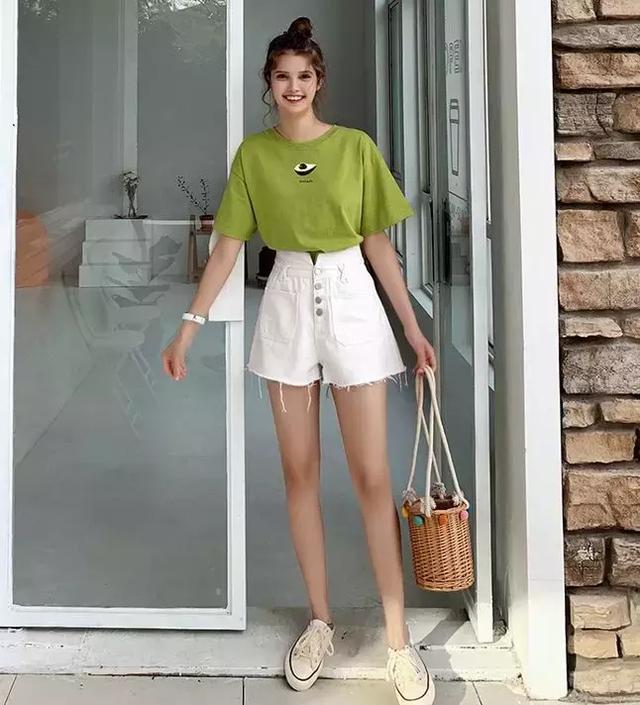 选择牛油果绿上衣,颜色清新自然,版型简约大方即可,下身搭配白色下衣