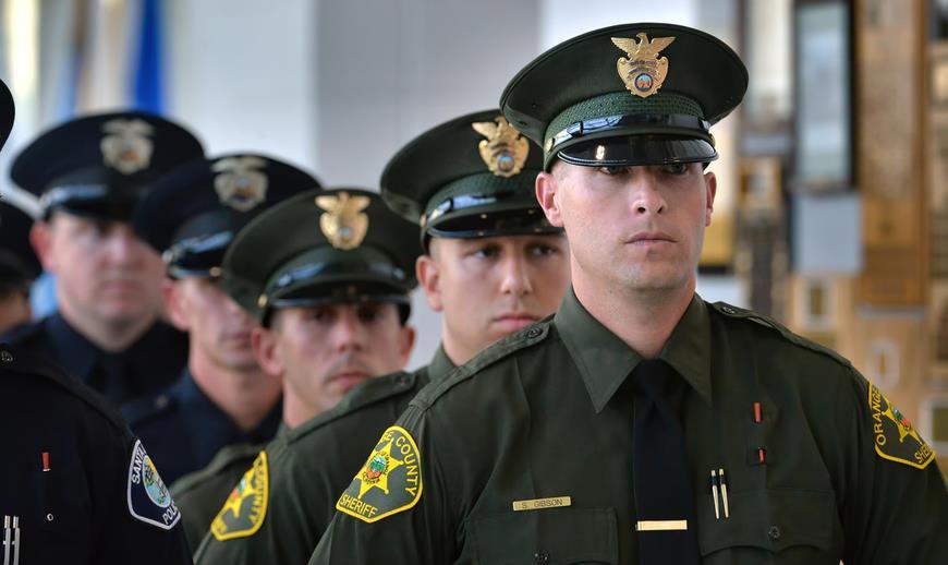 美国一些地区的郡治安官,即countysheriff,身穿棕色或绿色的警服