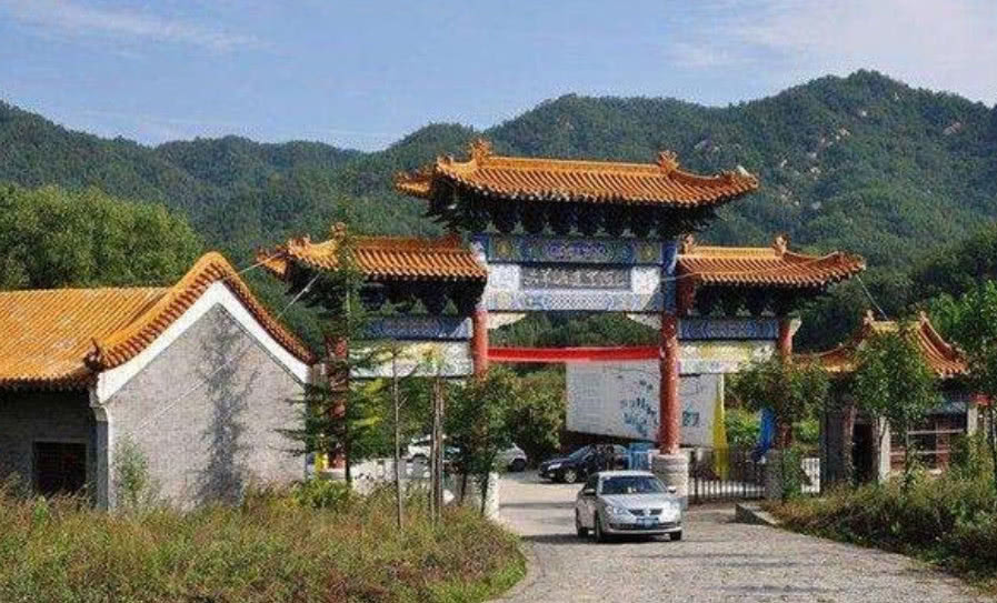 尧山机场,是河南省正在规划中要建立的一个民用航空机场,位于河南省