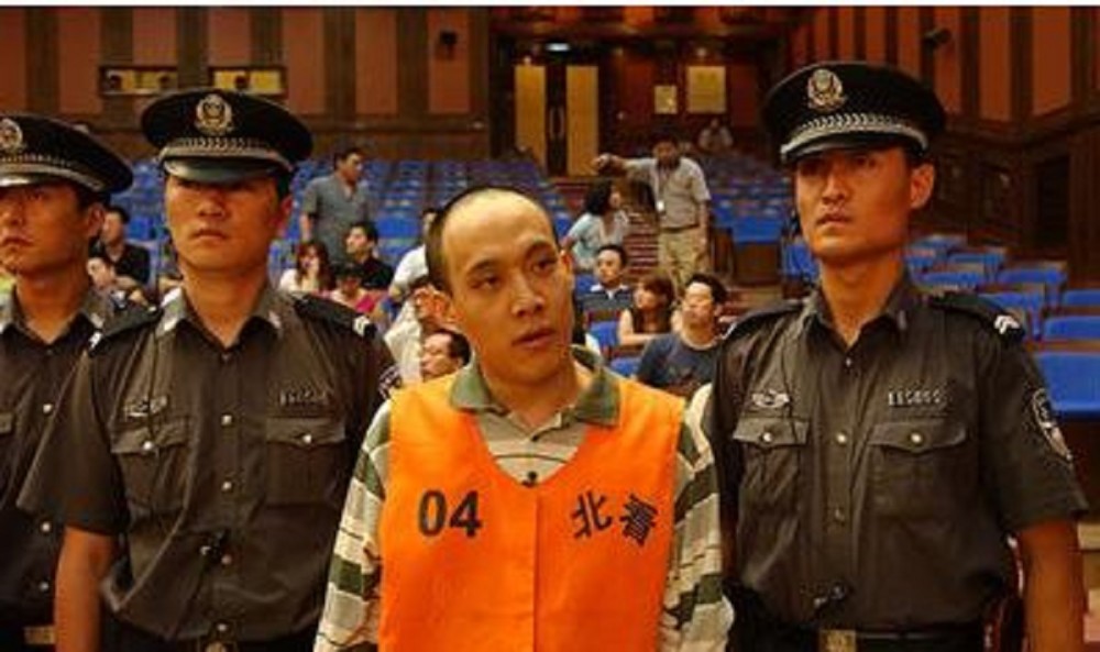 中国最嚣张悍匪,宣判时谈笑风生口出狂言,结果被判死刑