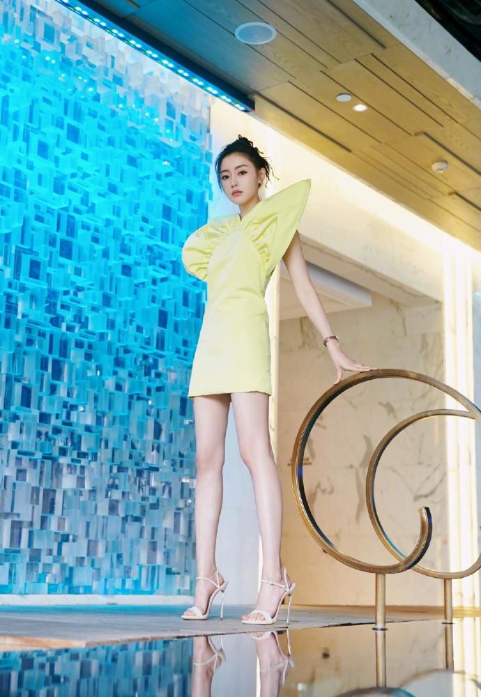 张天爱晒私服美照,黑色短裤还没白衬衫长,配双马尾俏皮又帅气
