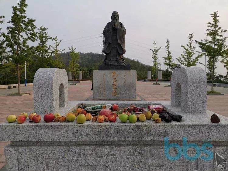 给孔子像上供?烟台高校的学生你们也太会玩了!