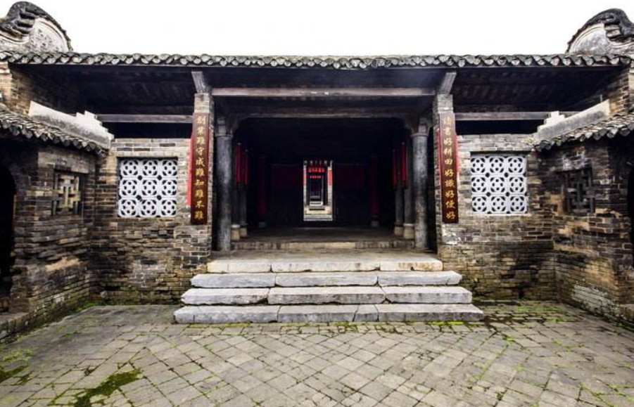 百年古宅的门前布满"宝贝"非常漂亮,主人说给多少钱都